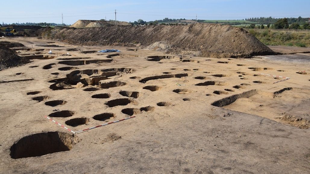 Archeologové si z okolí chystané D1 odvezli přes tisíc beden. Nalezli šperky, pece i zlomek trůnu